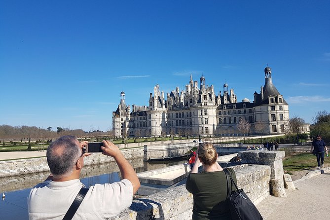 Loire Valley Day Tour Chambord and Chenonceau plus Lunch at a Private Castle - How the guiding shapes the day