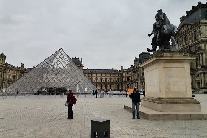 Louvre Museum Guided Tour Options with Timed Entry - Inside the museum, the guide gives you a route