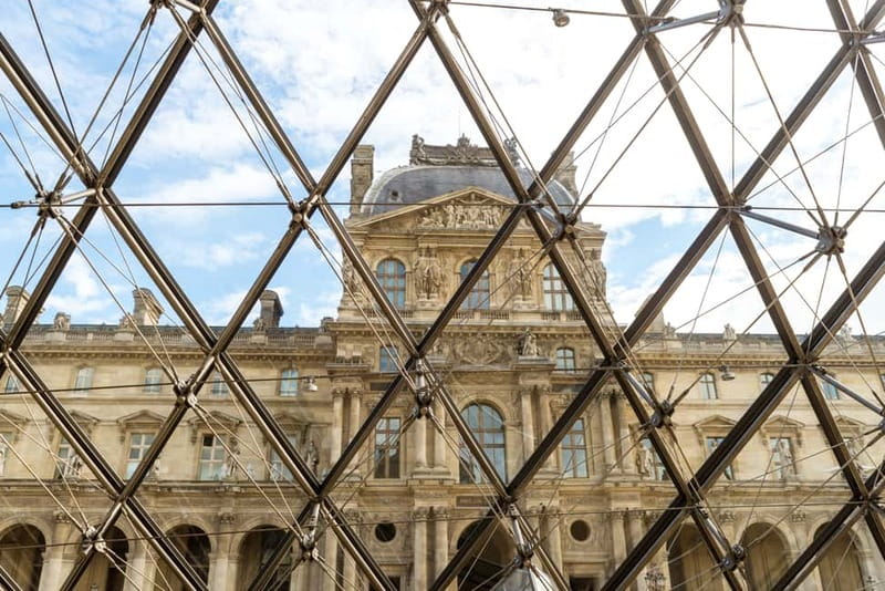 Louvre Museum: Skip-the-Line Small Group Guided Tour - Entering through a separate entrance