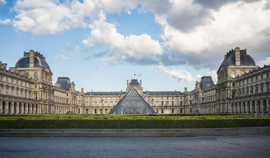 Louvre Museum Timed Entrance Ticket with Audio Guide - Finding your way into the Louvre
