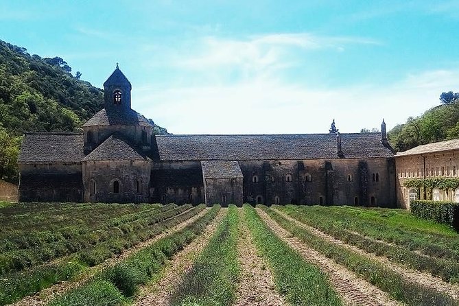 Luberon Market & Villages Day Trip from Aix-en-Provence - Fontaine de Vaucluse adds water and a short walk