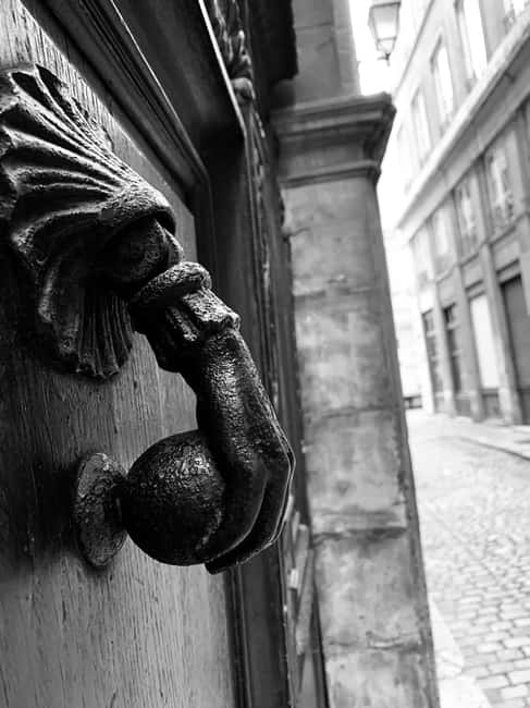 Lyon: Private Walking Tour of "Traboules" in the Old Town - Entering Vieux Lyon’s Renaissance courtyards