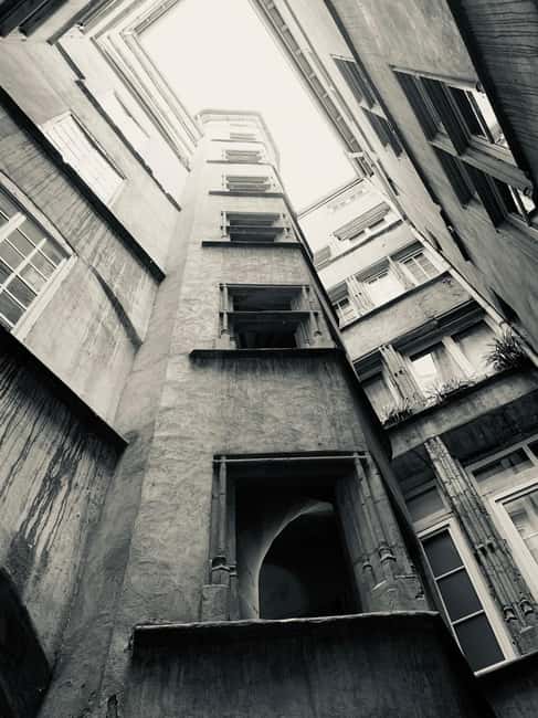 Lyon: Private Walking Tour of "Traboules" in the Old Town - Following the silk workers through Lyon