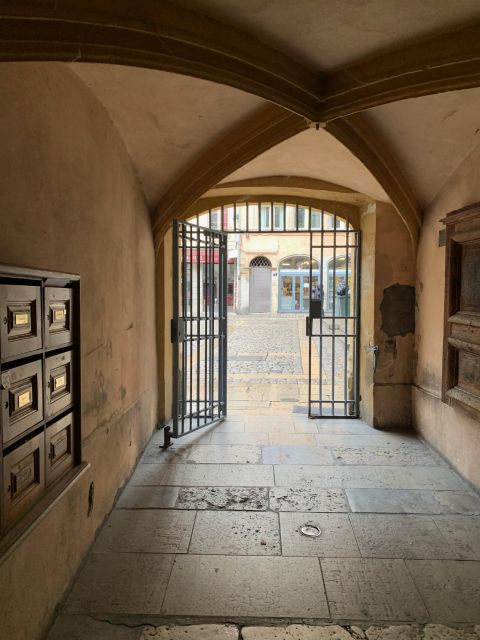 Lyon: Private Walking Tour of "Traboules" in the Old Town - What the 150-minute pace feels like
