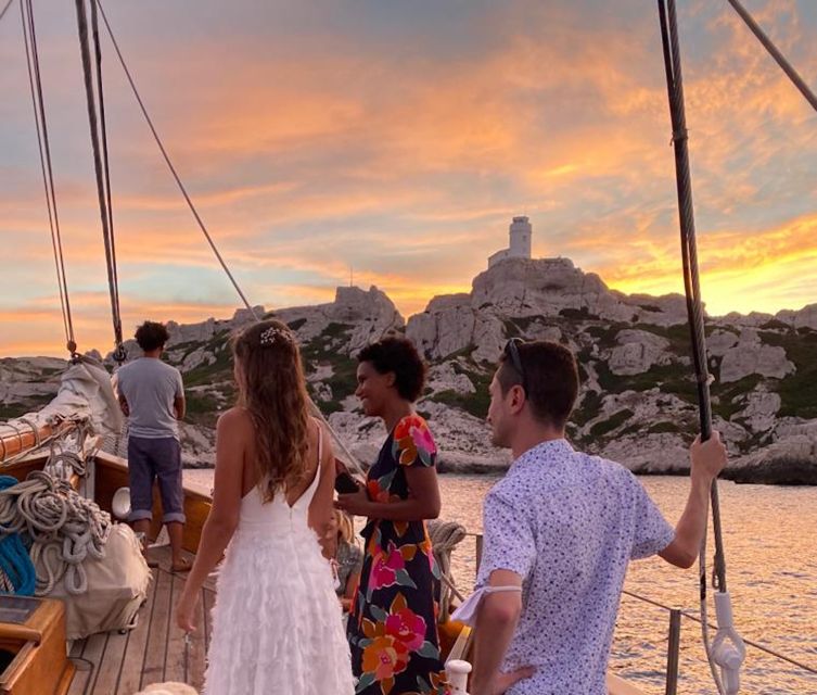 Marseille: Frioul Islands Sunset Cruise with Cocktail Dinner - Thirty minutes of sea views from the Old Port