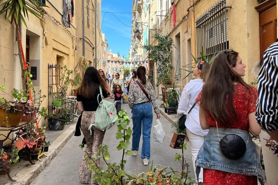 Marseille: No-Diet Club Local Food Tasting and Walking Tour - Panisses, Provençal burgers, and the savory side
