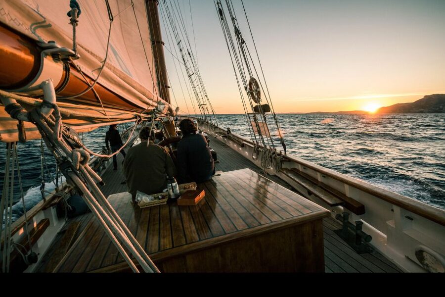 Marseille: Sunset Sailing Cruise with Dinner and Drinks - Sailing toward the Frioul Archipelago