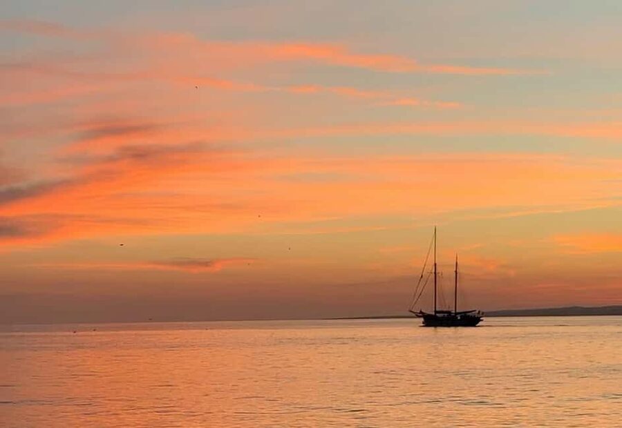 Marseille: Sunset Sailing Cruise with Dinner and Drinks - Sunset, music, and the return beneath Marseille’s lights