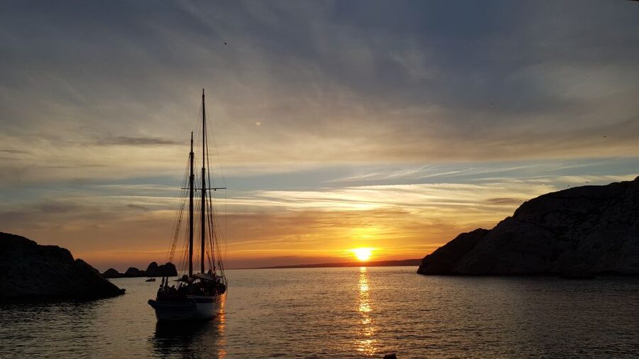 Marseille: Sunset Sailing Cruise with Dinner and Drinks - Swimming in a sheltered cove