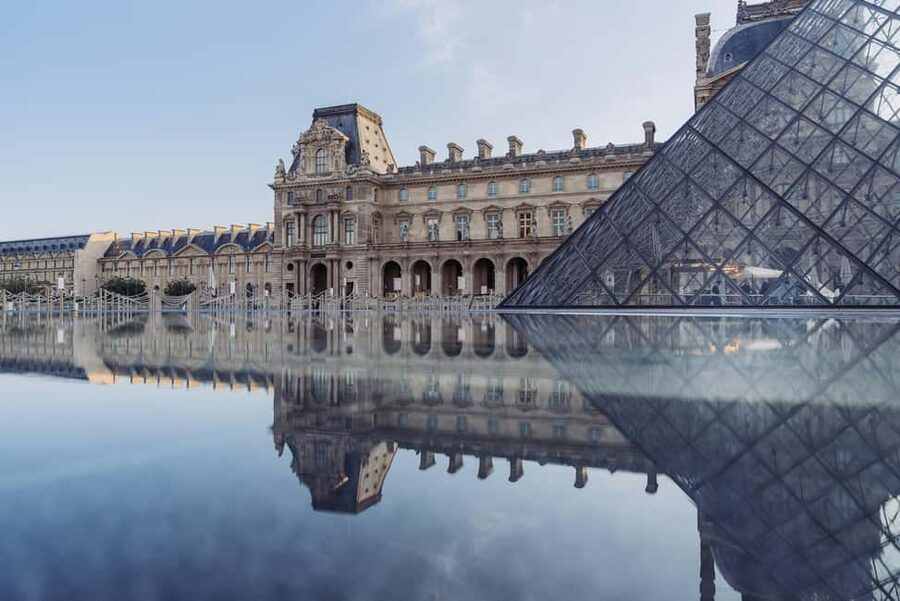 Mona Lisa & Louvre Masterpieces Tour with Reserved Access - The Louvre Pyramid and the first 30 minutes