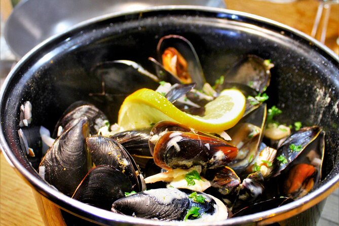 NO DIET CLUB - Unique food tour in Bordeaux ! - Mussels, market food and the first taste of Bordeaux