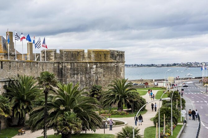 One hour boat trip with a local (Commented FR & EN) - Why the sea gives Saint-Malo a better introduction