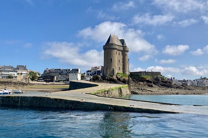 One hour boat trip with a local (Commented FR & EN) - Circling Saint-Malo’s fortified walls