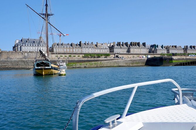 One hour boat trip with a local (Commented FR & EN) - Fort du Petit Bé and the practical effect of the tide