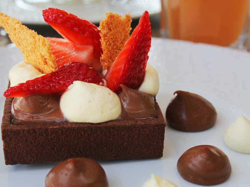 Paris: 1-Hour Sightseeing Cruise and 3-Course Bistro Dinner - An Eiffel Tower dinner with Paris at your feet