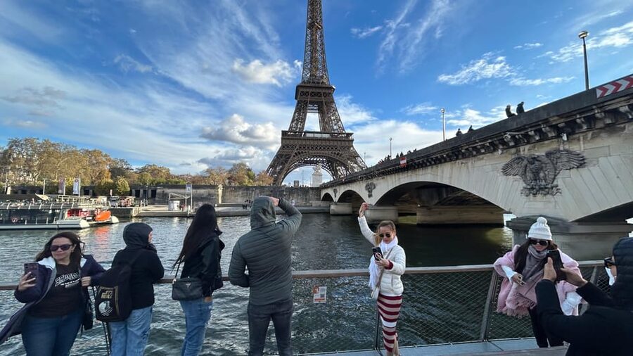 Paris: 1-Hour Sightseeing Cruise and 3-Course Bistro Dinner - The Seine route from the Eiffel Tower