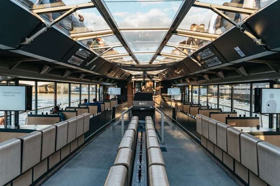 Paris: 1-Hour Sightseeing Cruise and 3-Course Bistro Dinner - Commentary, seating, and crowd levels