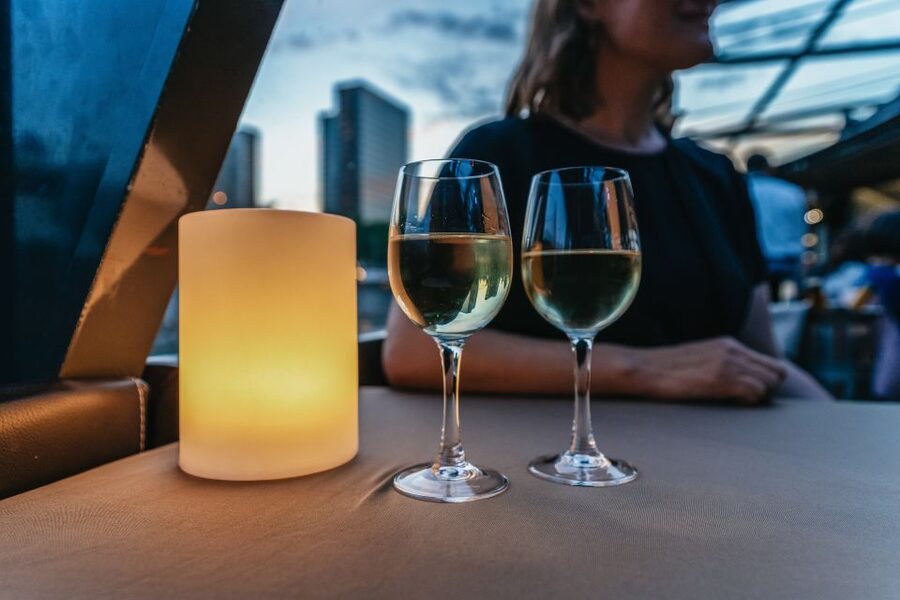 Paris: 3-Course-Dinner Cruise on the Seine with live music - A floating dinner with Paris as the backdrop