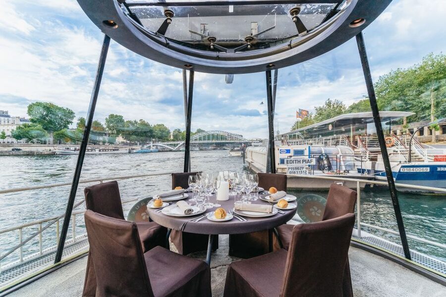 Paris: 3-Course-Dinner Cruise on the Seine with live music - The 150-minute route through central Paris