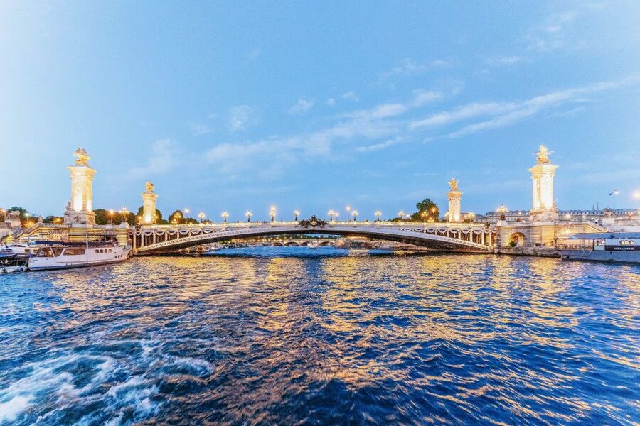 Paris: 3-Course-Dinner Cruise on the Seine with live music - Who should book it