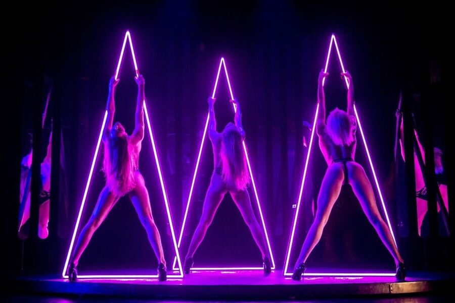 Paris: 3-Course Dinner & Show at Paradis Latin Cabaret - Entering Paris’s oldest cabaret