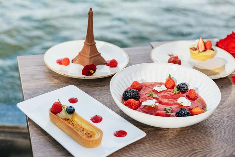 Paris : 3-Course Gourmet Dinner Cruise on Seine River - What this Seine dinner cruise is really like