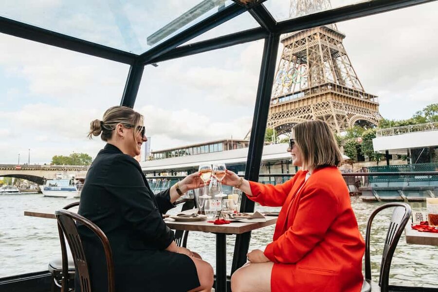 Paris : 3-Course Gourmet Dinner Cruise on Seine River - The river route, from Île de la Cité to the Eiffel Tower