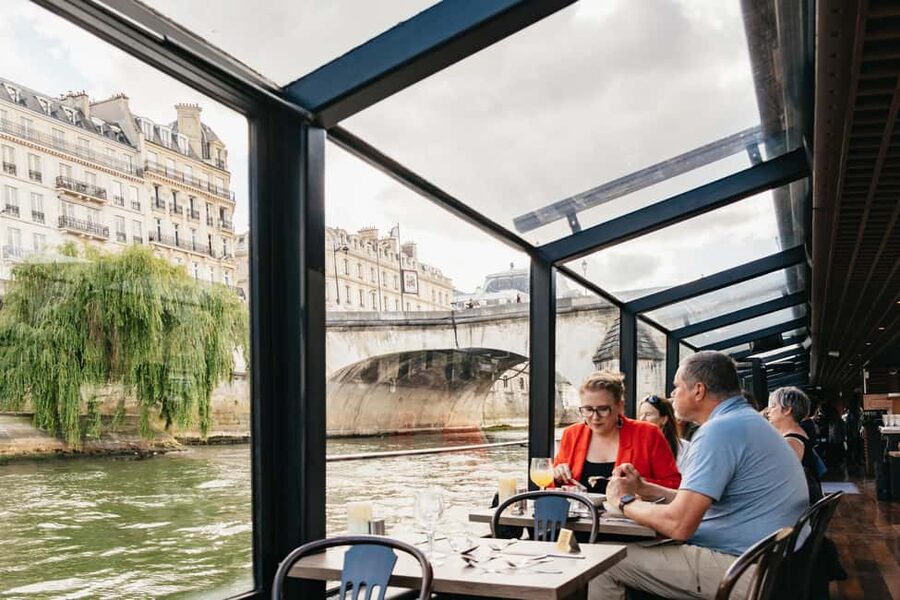 Paris : 3-Course Gourmet Dinner Cruise on Seine River - Service, music, and the feel onboard