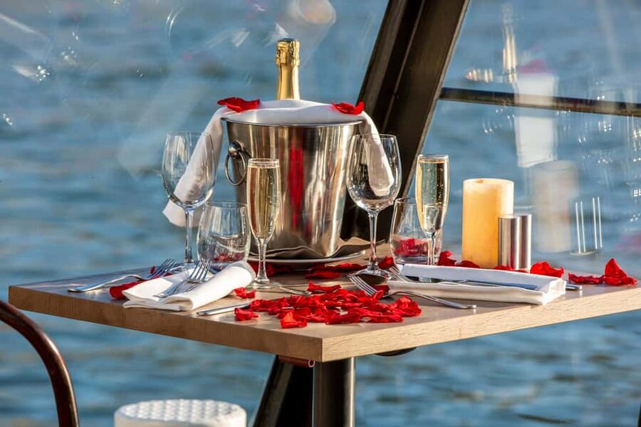 Paris: 3-Course Lunch Cruise on the River Seine - Service, atmosphere, and seating