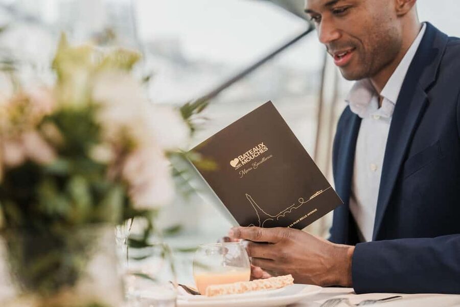 Paris: 4-Course Dinner Cruise on Seine River with Live Music - A Dinner Cruise That Makes Paris the Main Event
