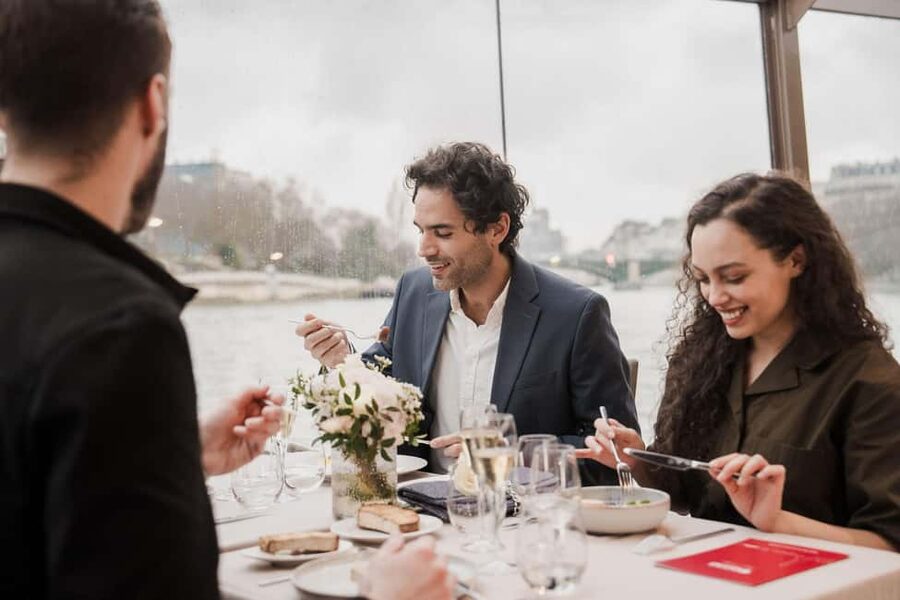 Paris: 4-Course Dinner Cruise on Seine River with Live Music - Who Should Book This Seine Evening?