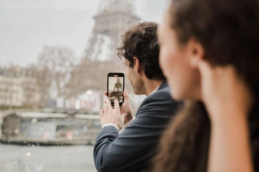 Paris: 4-Course Dinner Cruise on Seine River with Live Music - The Eiffel Tower Sparkle