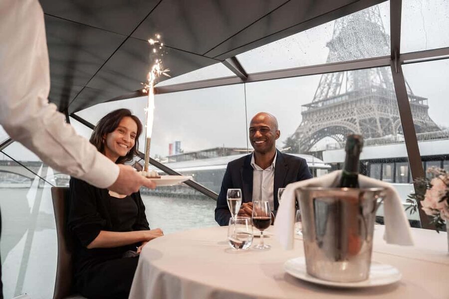 Paris: 4-Course Dinner Cruise on Seine River with Live Music - Live Piano and Violin Music