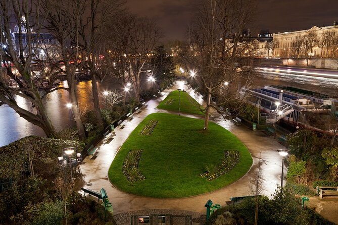 Paris by Night Walking Tour: Ghosts, Mysteries and Legends - Guide style and group size