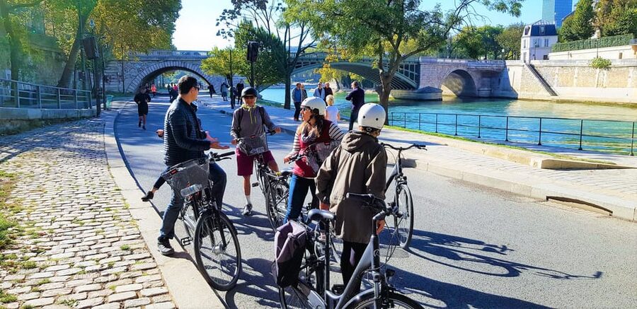 Paris: City Treasures Bike Tour - Small groups, language choices, and guide quality