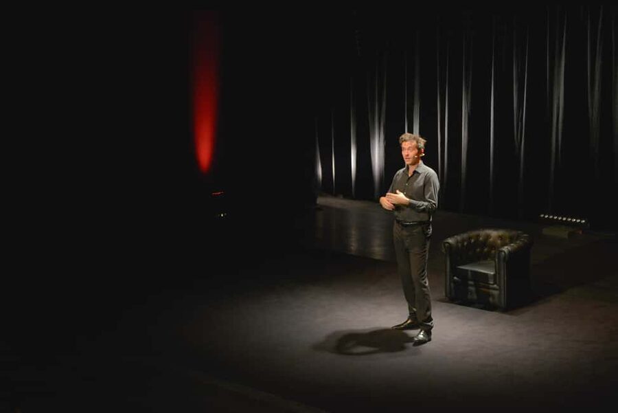 Paris: Comedy Show in English - How to Become a Parisian - The theater is part of the evening
