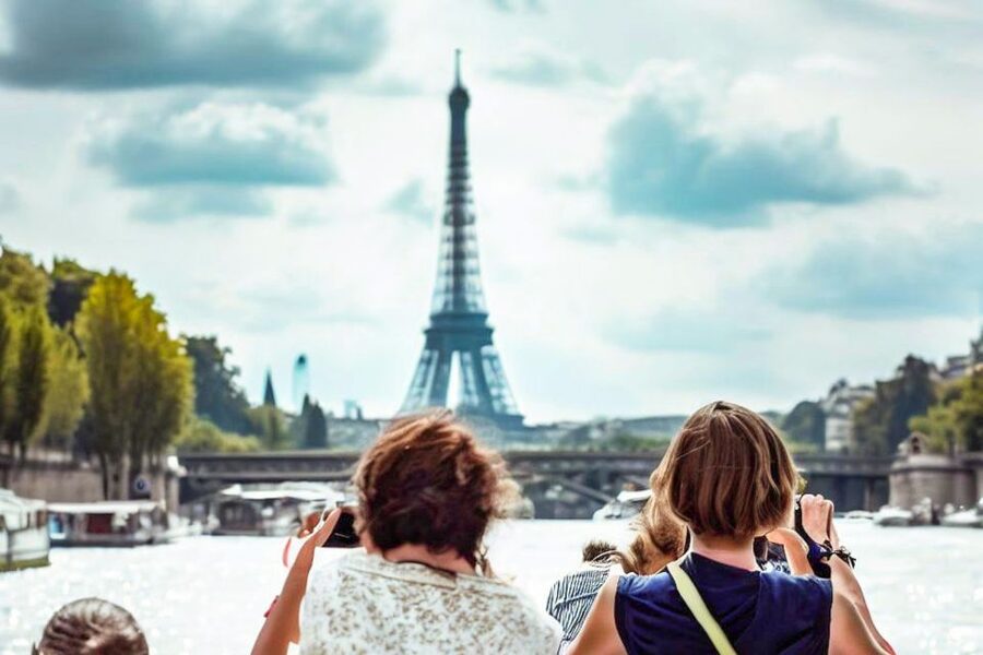 Paris: Day or Sunset Cruise with Drink, Ice Cream or Dessert - Following the route from Les Invalides to the Eiffel Tower