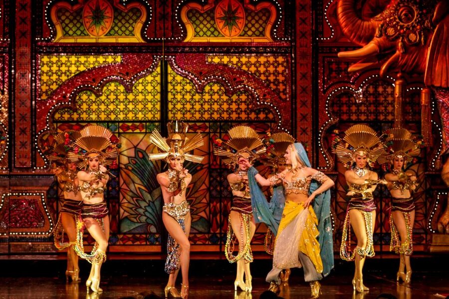 Paris: Dinner Show at the Moulin Rouge - Dress code and practical rules
