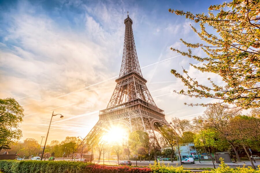 Paris: Eiffel Tower Dinner Cruise with a Moulin Rouge Show - Moving between the sights