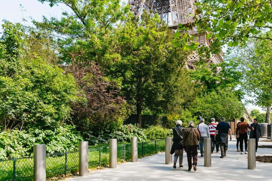 Paris: Eiffel Tower Fully Guided Tour with Summit Option - Should you book the summit option?