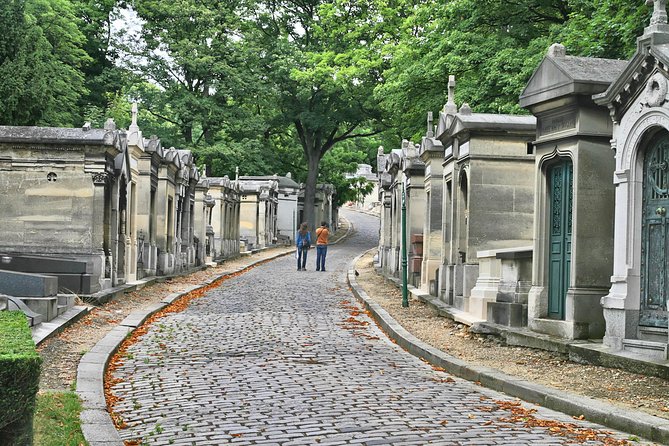Paris: Famous Graves of Pere Lachaise Cemetery Guided Tour - Why Père Lachaise works best with a guide