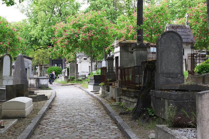 Paris: Famous Graves of Pere Lachaise Cemetery Guided Tour - Famous names, from Chopin to Jim Morrison