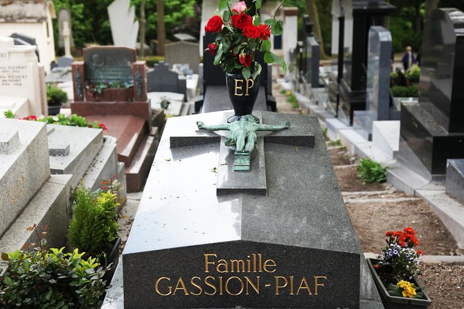 Paris: Famous Graves of Pere Lachaise Cemetery Guided Tour - What the $18.14 price really buys you