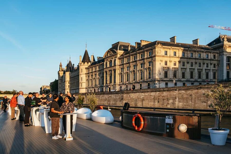 Paris: Gourmet Dinner Cruise on Seine River with Live Music - Upper deck views versus VIP seating