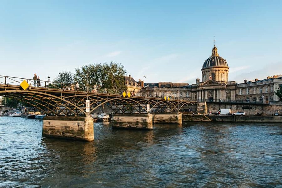 Paris: Gourmet Dinner Cruise on Seine River with Live Music - Who should book this Seine cruise?