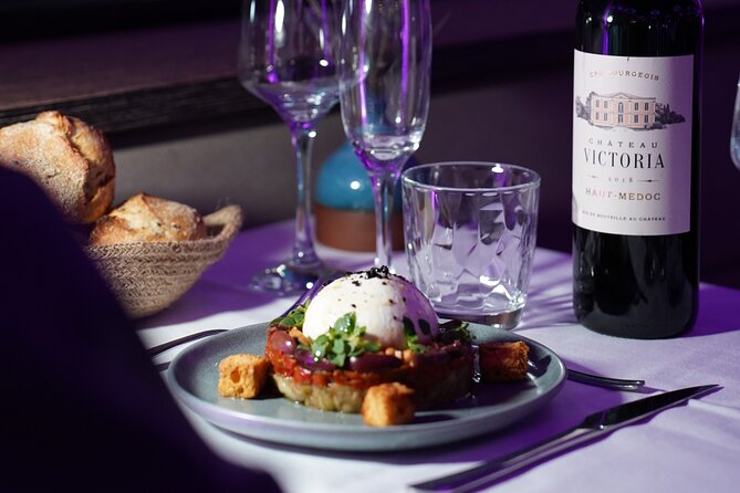 Paris Gourmet Dinner Seine River Cruise with Singer and DJ Set - Dinner: attractive presentation, uneven execution