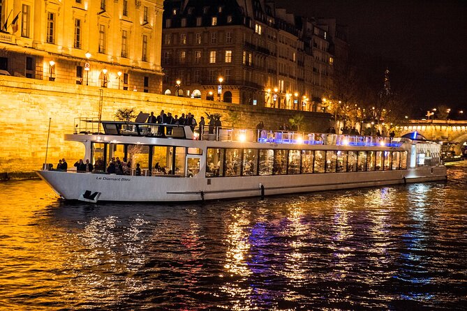 Paris Gourmet Dinner Seine River Cruise with Singer and DJ Set - Music, dancing, and the feel on board