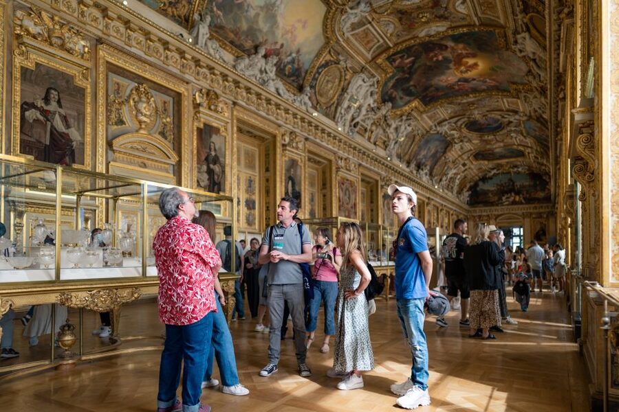 Paris: Guided Tour of the Must-Sees of the Louvre Museum - Following a route through a palace-sized museum