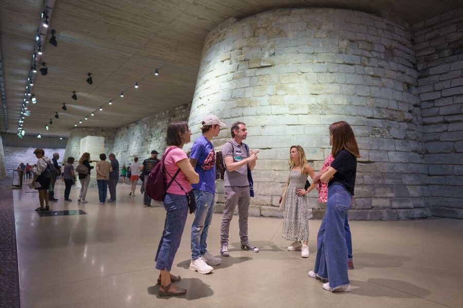 Paris: Guided Tour of the Must-Sees of the Louvre Museum - What the 90-minute timing really means