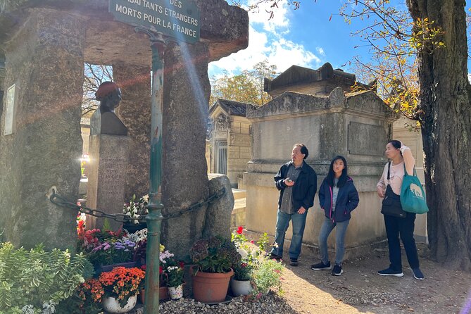 Paris: Haunted Père Lachaise Cemetery Guided Tour - Walking conditions and accessibility